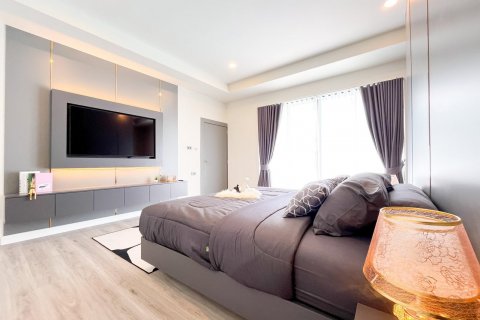 Casa de 3 dormitorios en Chon Buri, Tailandia № 133608 - foto 14