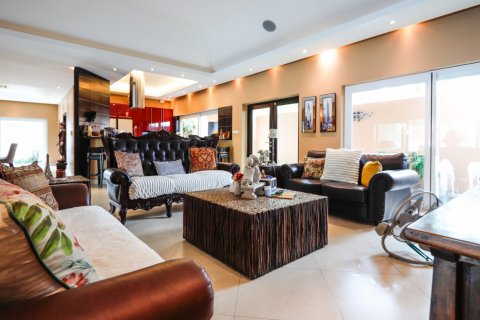 Casa de 4 dormitorios en Pattaya, Tailandia № 9099 - foto 12