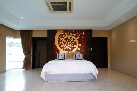 Casa de 4 dormitorios en Pattaya, Tailandia № 9099 - foto 27