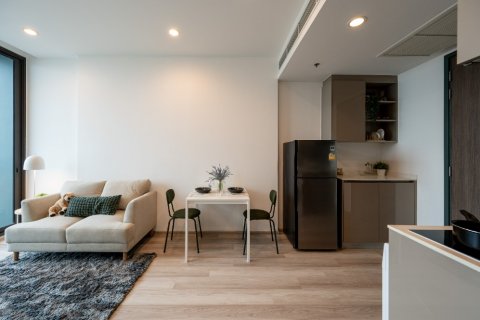 Condominio de 2 dormitorios en Phra Khanong, Bangkok, Tailandia № 143070 - foto 2