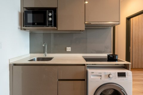 Condominio de 2 dormitorios en Phra Khanong, Bangkok, Tailandia № 143070 - foto 12
