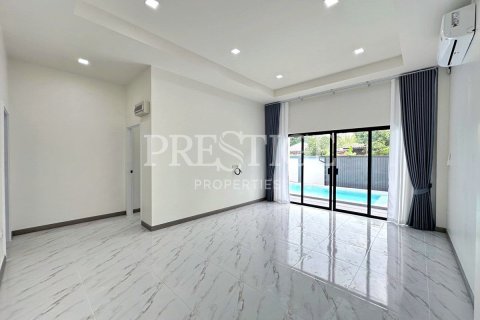 Casa de 3 dormitorios en Pattaya, Tailandia № 220687 - foto 4