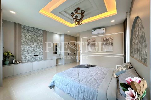 Casa de 3 dormitorios en Pattaya, Tailandia № 220686 - foto 11