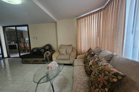 Adosado de 4 dormitorios en Hua Hin, Tailandia № 146735 - foto 5