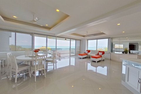 Condo in Pattaya, Thailand, 2 bedrooms  № 140694