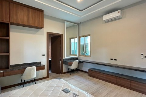 Casa de 4 dormitorios en Pattaya, Tailandia № 142782 - foto 9