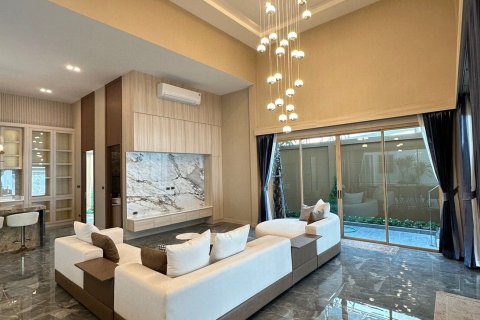 Casa de 4 dormitorios en Pattaya, Tailandia № 142782 - foto 2