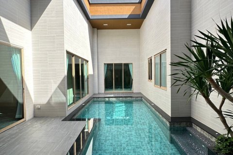 Casa de 4 dormitorios en Pattaya, Tailandia № 142782 - foto 17