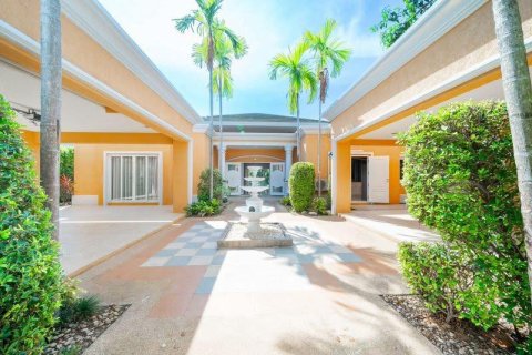 House in Pattaya, Thailand 4 bedrooms № 172394 - photo 6