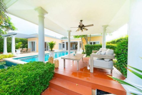 House in Pattaya, Thailand 4 bedrooms № 172394 - photo 3