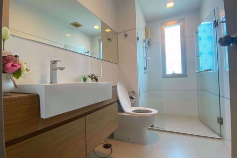 Condominio de 2 dormitorios en Huai Khwang, Bangkok, Tailandia № 47472 - foto 17