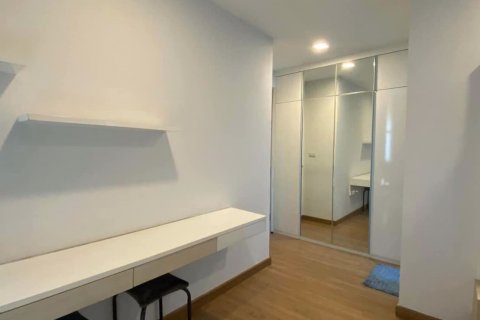 Condominio de 2 dormitorios en Huai Khwang, Bangkok, Tailandia № 47472 - foto 11