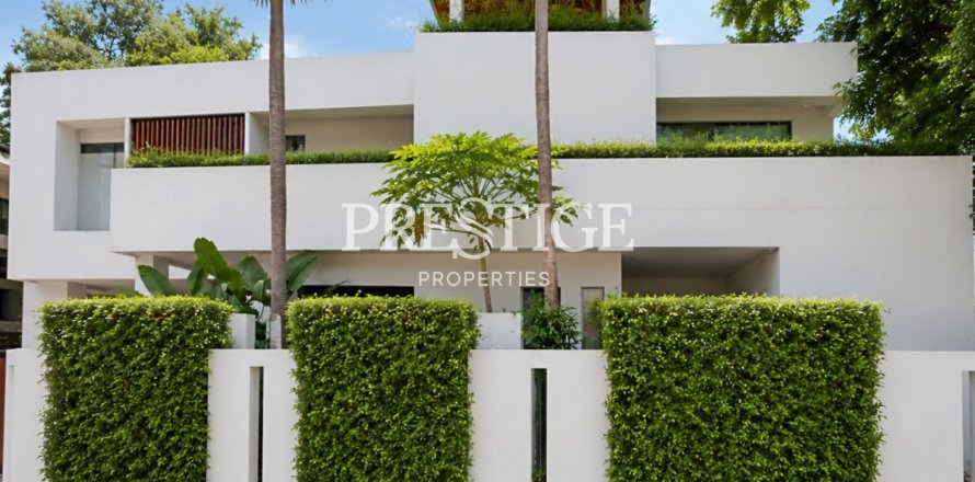 House in Bangkok, Thailand 4 bedrooms № 197488