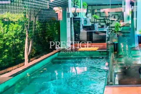 House in Bangkok, Thailand 4 bedrooms № 197488 - photo 2