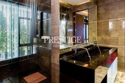 House in Bangkok, Thailand 4 bedrooms № 197488 - photo 11