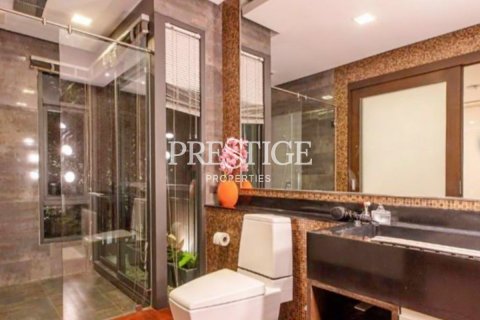 House in Bangkok, Thailand 4 bedrooms № 197488 - photo 6