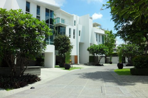 Casa de 4 dormitorios en Sathon, Bangkok, Tailandia № 144100 - foto 1