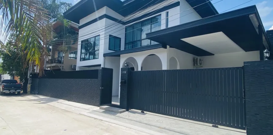 Casa de 4 dormitorios en Pattaya, Tailandia № 155632