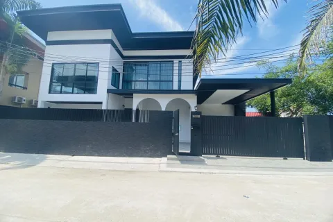 Casa de 4 dormitorios en Pattaya, Tailandia № 155632 - foto 2