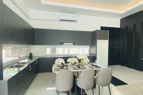 Casa de 4 dormitorios en Pattaya, Tailandia № 155632 - foto 15