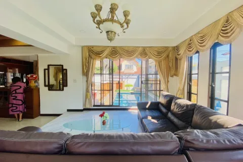 Casa de 5 dormitorios en Pattaya, Tailandia № 155631 - foto 16