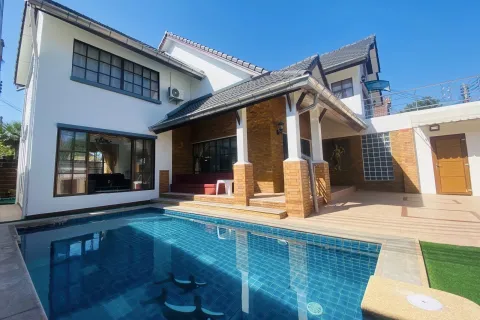 House in Pattaya, Thailand 5 bedrooms № 155631
