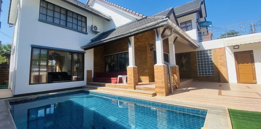 Casa de 5 dormitorios en Pattaya, Tailandia № 155631