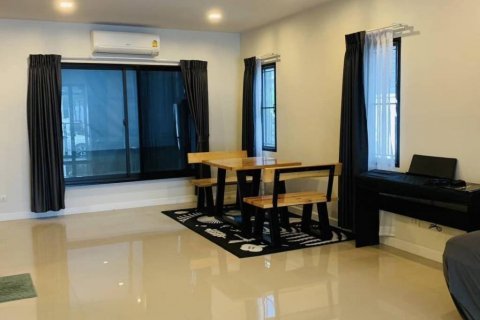 Adosado de 3 dormitorios en Samut Prakan, Tailandia № 114076 - foto 5