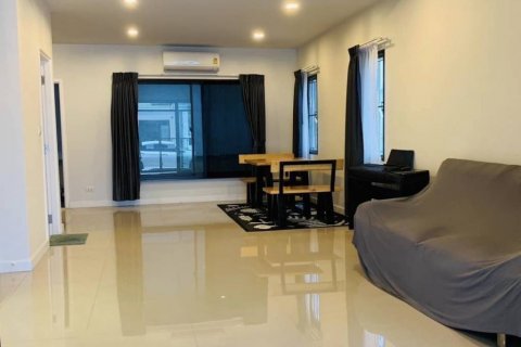 Adosado de 3 dormitorios en Samut Prakan, Tailandia № 114076 - foto 4