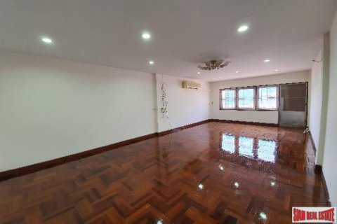 Casa de 4 dormitorios en Bangkok, Tailandia № 193726 - foto 4