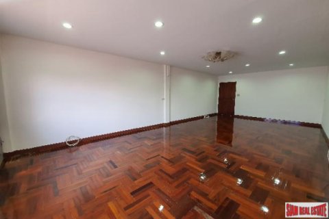 Casa de 4 dormitorios en Bangkok, Tailandia № 193726 - foto 3