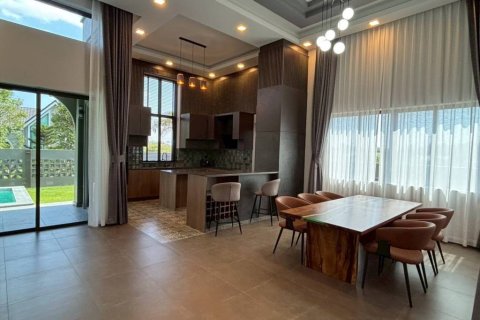 Chalet de 3 dormitorios en Pattaya, Tailandia № 172645 - foto 9