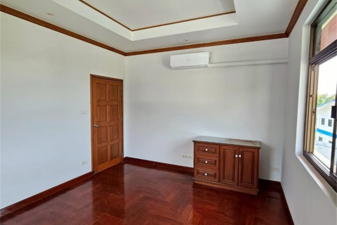 House in Bangkok, Thailand 7 bedrooms № 189174