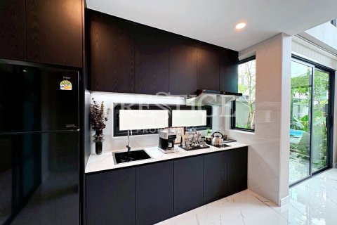 Casa de 5 dormitorios en Pattaya, Tailandia № 202389 - foto 9