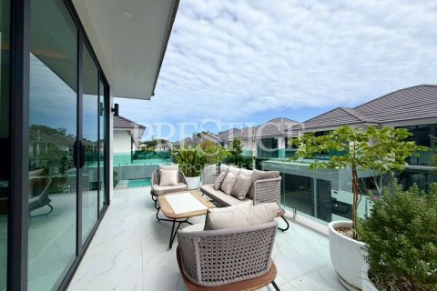Casa de 5 dormitorios en Pattaya, Tailandia № 202389 - foto 17