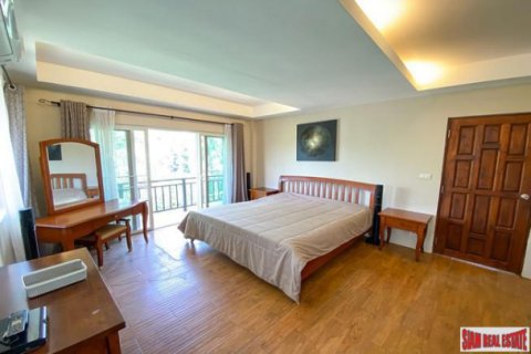 Chalet de 4 dormitorios en Pattaya, Tailandia № 203003 - foto 3