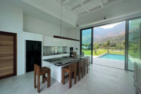 Chalet de 3 dormitorios en Prachuap Khiri Khan, Tailandia № 172987 - foto 4