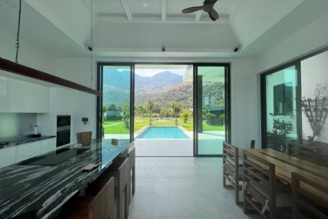 Chalet de 3 dormitorios en Prachuap Khiri Khan, Tailandia № 172987 - foto 2