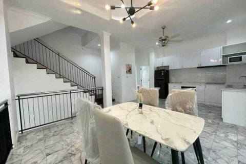Casa de 4 dormitorios en Sattahip, Tailandia № 172984 - foto 4