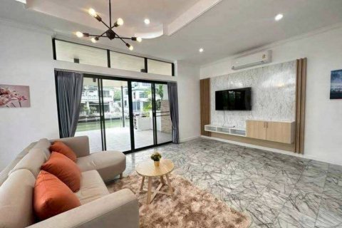 Casa de 4 dormitorios en Sattahip, Tailandia № 172984 - foto 2