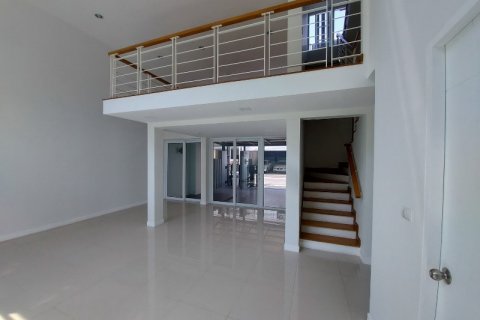 Townhouse in Bangkok, Thailand 3 bedrooms № 65963 - photo 2