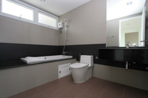 Townhouse in Bangkok, Thailand 3 bedrooms № 65963 - photo 19