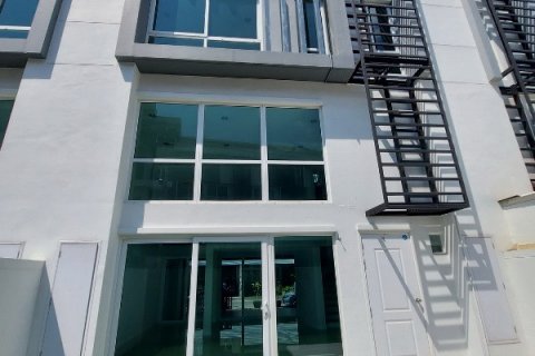Townhouse in Bangkok, Thailand 3 bedrooms № 65963 - photo 4