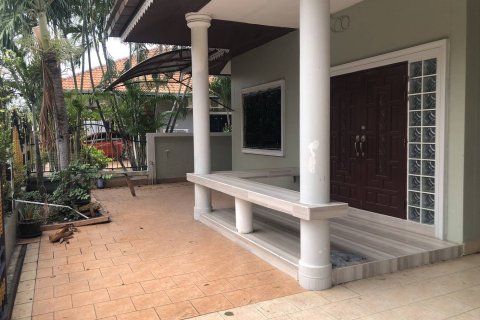 Casa de 3 dormitorios en Pattaya, Tailandia № 204554 - foto 15