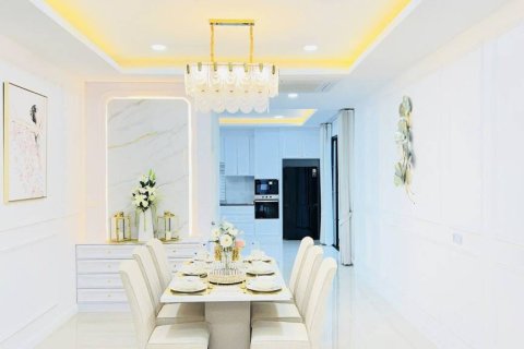 Chalet de 3 dormitorios en Pattaya, Tailandia № 172892 - foto 10