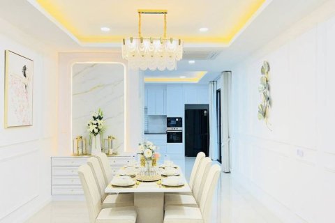 Chalet de 3 dormitorios en Pattaya, Tailandia № 172892 - foto 9