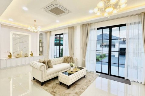 Chalet de 3 dormitorios en Pattaya, Tailandia № 172892 - foto 2