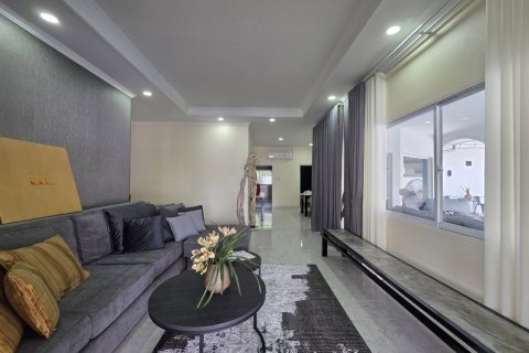 Casa de 3 dormitorios en Pattaya, Tailandia № 146474 - foto 11