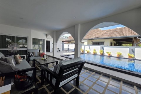 Casa de 3 dormitorios en Pattaya, Tailandia № 146474 - foto 4