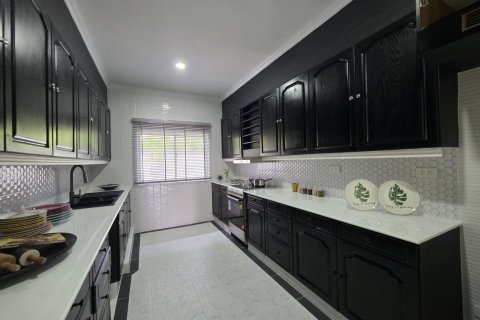 Casa de 3 dormitorios en Pattaya, Tailandia № 146474 - foto 18